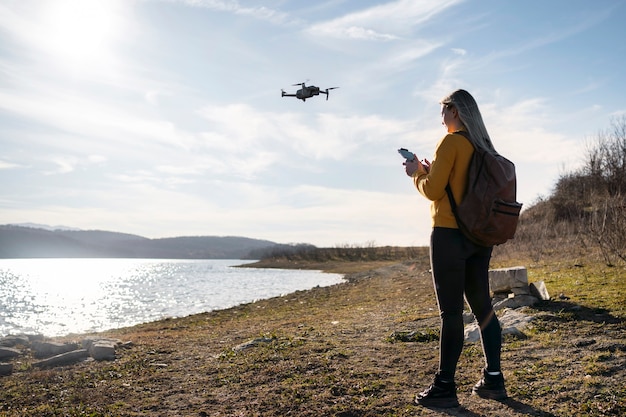 Donna a tutto campo con drone all'aperto