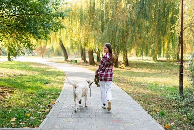 Donna a tutto campo con il migliore amico nel parco