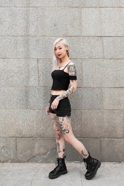 Donna a tutto campo con tatuaggi tattoo
