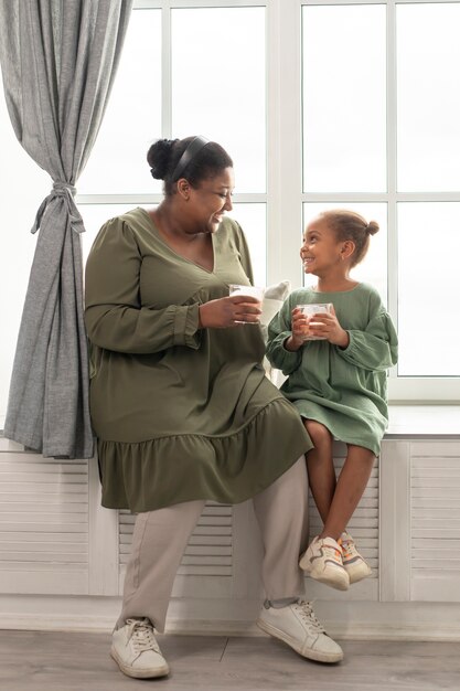 Donna a tutto campo e bambino sorridente