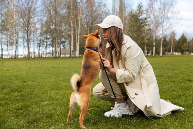 Donna a tutto campo e simpatico cane shiba inu