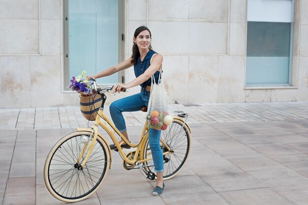 Donna a tutto campo in bicicletta