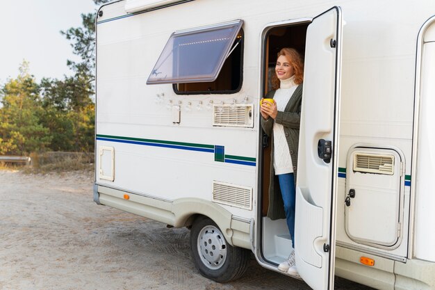 Donna a tutto campo in camper