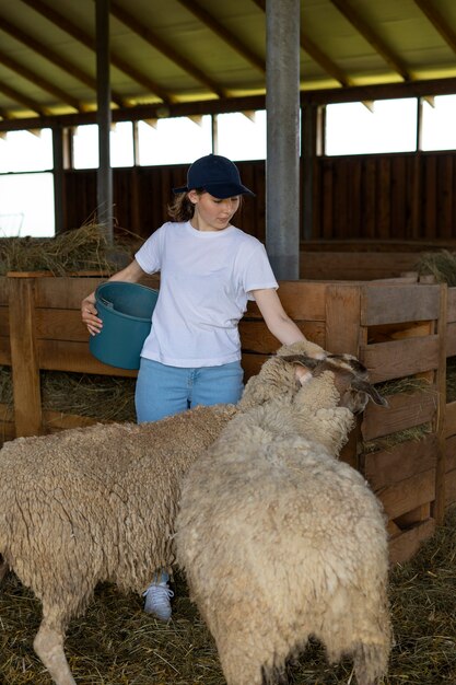 Donna a tutto campo nel fienile