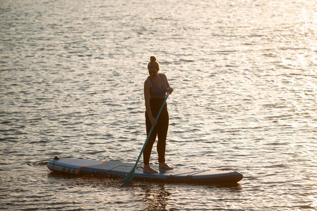 Donna a tutto campo su paddleboard