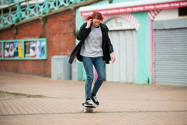 Donna a tutto campo su skateboard