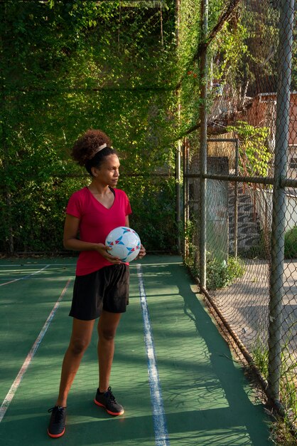 Donna a tutto campo sul campo di calcio