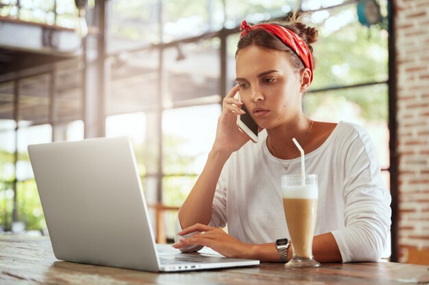 Donna abbastanza bionda che si siede nella caffetteria