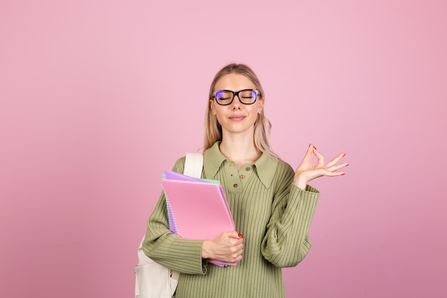 Donna abbastanza europea in maglione casual sulla parete rosa