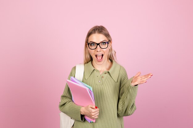 Donna abbastanza europea in maglione casual sulla parete rosa