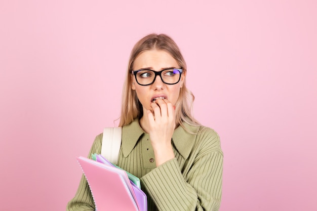 Donna abbastanza europea in maglione casual sulla parete rosa