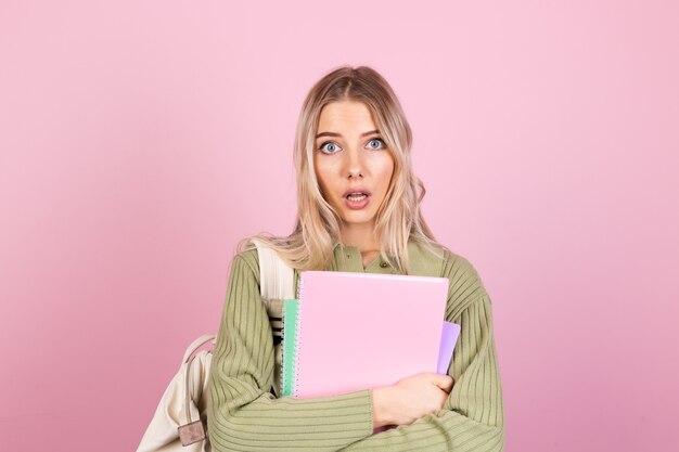 Donna abbastanza europea in maglione casual sulla parete rosa