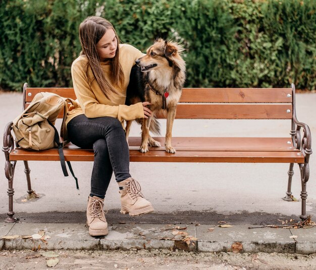 Donna abbastanza giovane che accarezza il suo cane