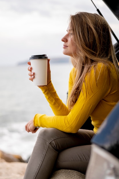 Donna abbastanza giovane che gode del viaggio su strada