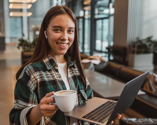 Donna abbastanza giovane che gode di una pausa caffè