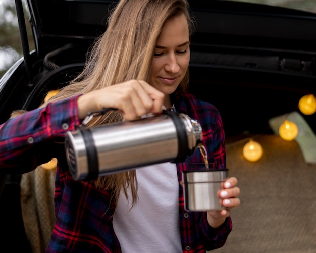 Donna abbastanza giovane che versa caffè