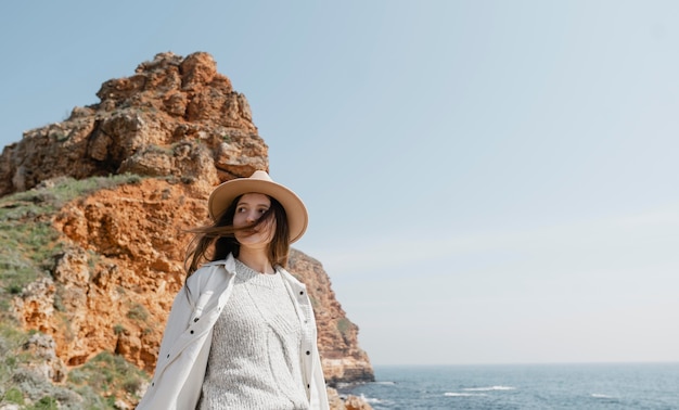 Donna abbastanza giovane che viaggia da sola