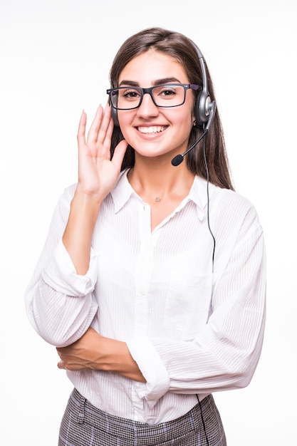 Donna abbastanza sorridente con gli occhiali trasparenti