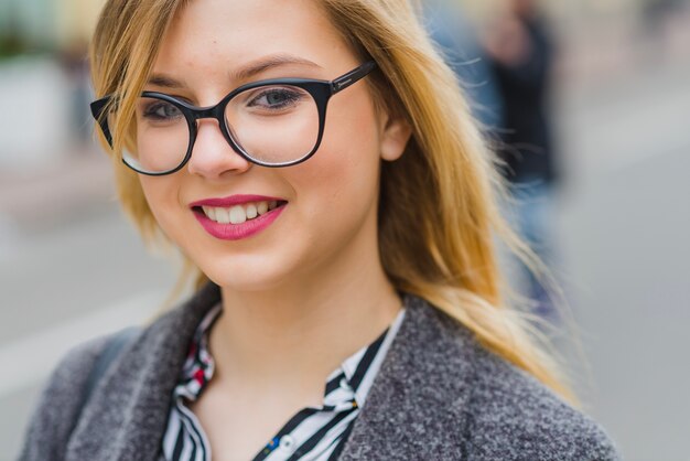 Donna abbastanza sorridente in bicchieri