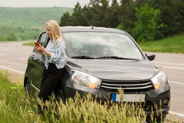 Donna accanto alla sua automobile analizzata