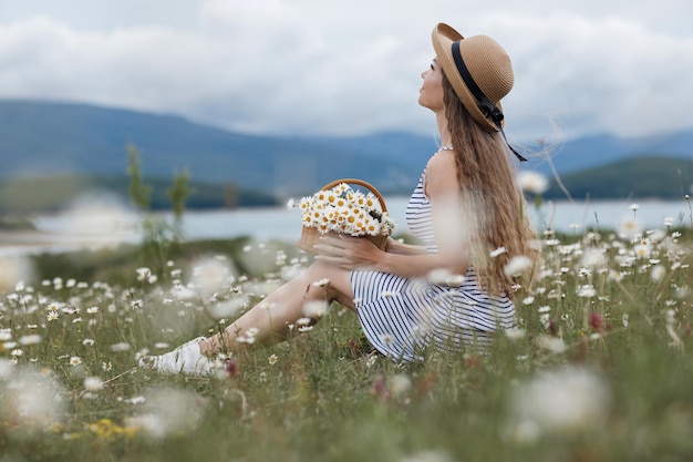 donna accogliente nel campo delle margherite