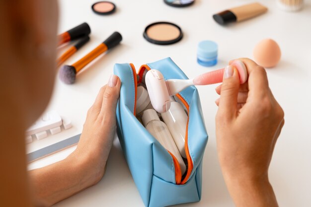 Donna ad alto angolo che usa la borsa del bagno