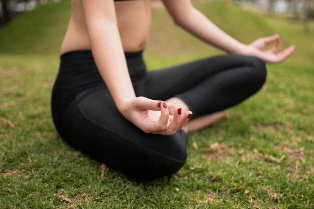 Donna adatta del primo piano che fa yoga