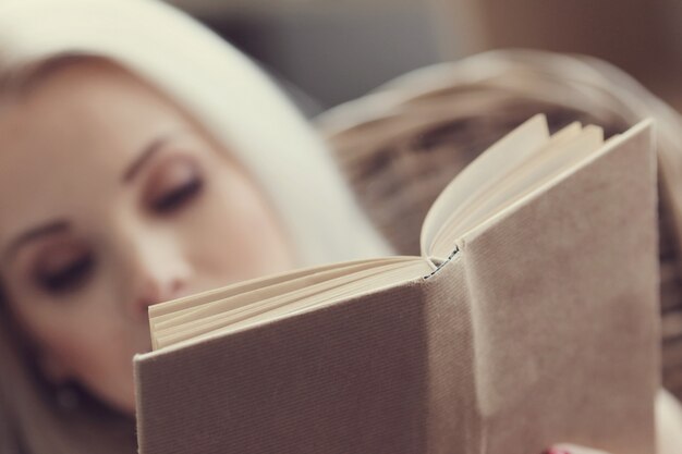 Donna adorabile che legge un libro