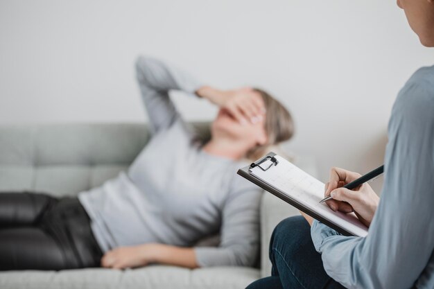 Donna adulta alla sessione di terapia