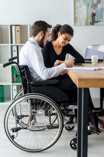 Donna adulta e uomo che lavorano insieme in ufficio