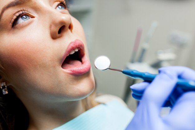 donna adulta giovane dentista