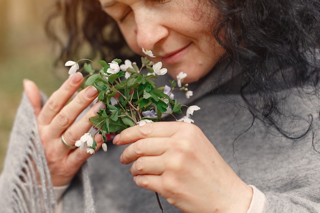 Donna adulta in una foresta di primavera