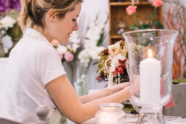 Donna affascinante che lavora nel negozio di fiori