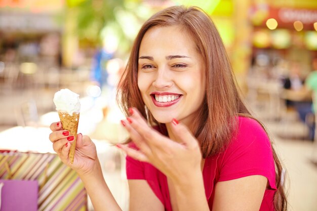 Donna affascinante che mangia un gelato