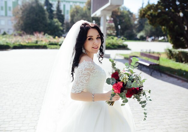 Donna affascinante con bouquet