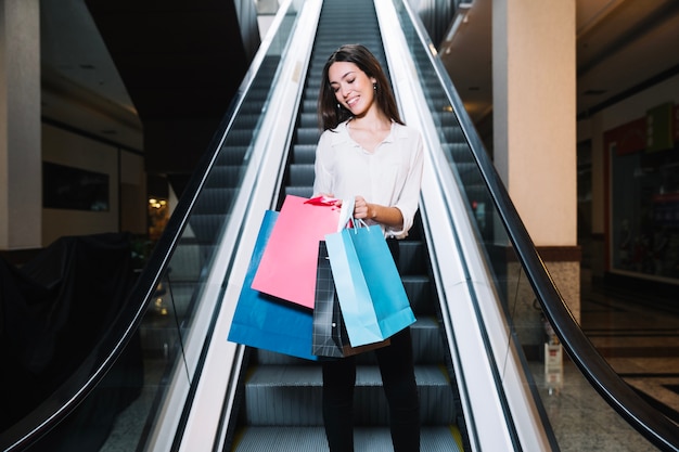 Donna affascinante godendo degli acquisti