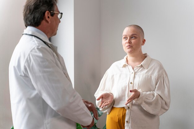 Donna affetta da cancro al seno che parla con il suo medico