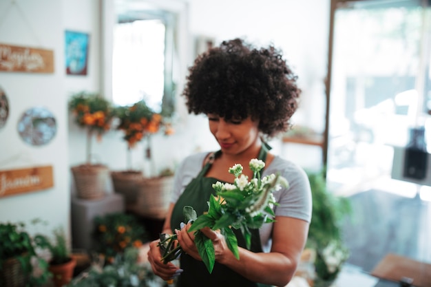 Donna africana afro che tiene mazzo di fiori