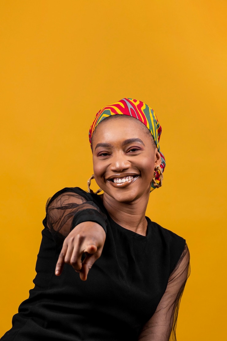 Foto gratuito donna africana del colpo medio che indica in avanti