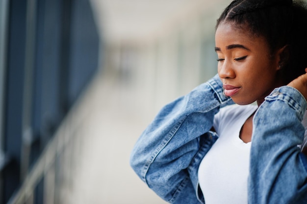 Donna africana in giacca di jeans poste al coperto