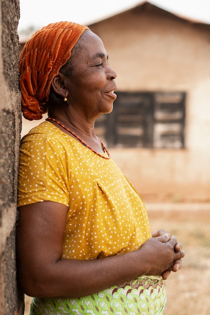 Donna africana sorridente del colpo medio all'aperto