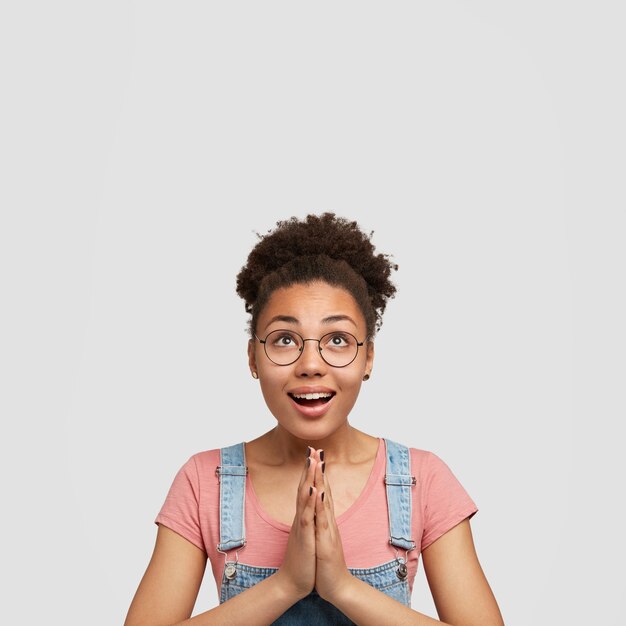 Donna afro-americana che indossa una tuta in denim