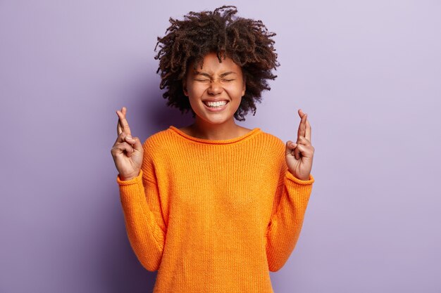 Donna afro-americana in maglione arancione