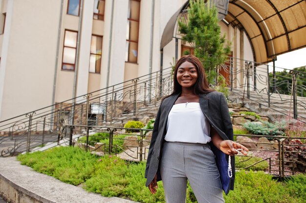 Donna afroamericana all'aperto contro la chiesa e prega il concetto di Dio per la fede, la spiritualità e la religione