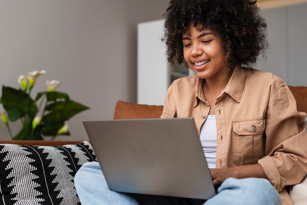 Donna afroamericana che lavora al computer portatile