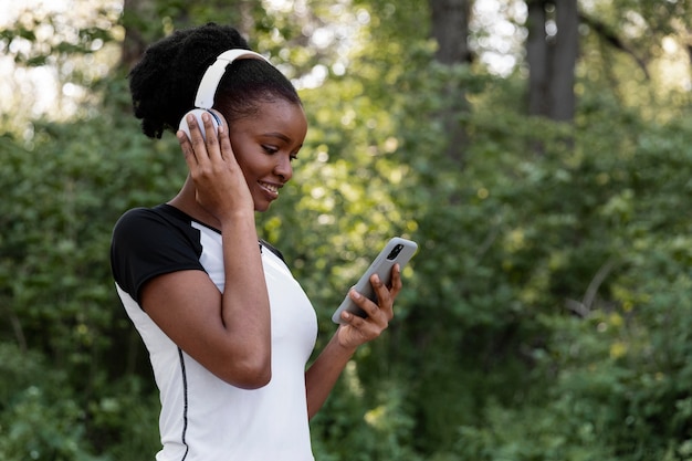 Donna afroamericana che si allena all'aperto