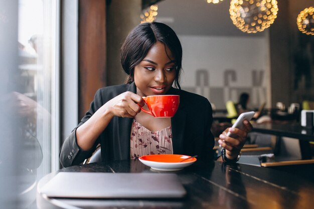 Donna afroamericana di affari che lavora in un caffè