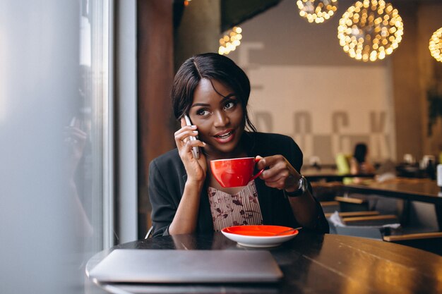 Donna afroamericana di affari che lavora in un caffè