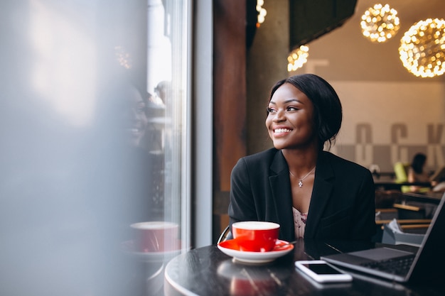 Donna afroamericana di affari che lavora in un caffè