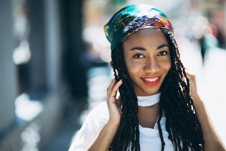 Foto gratuito donna afroamericana felice